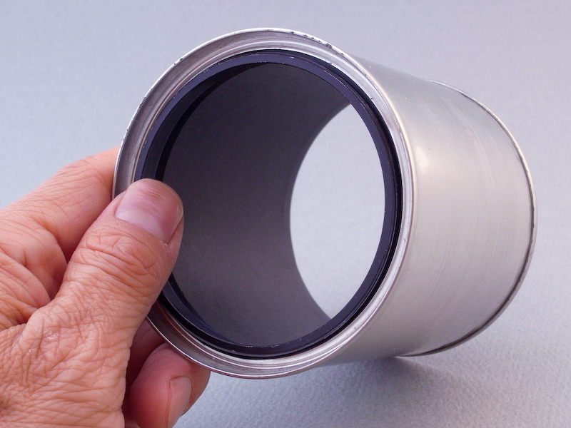この66mm径のフィルターネジが、空き缶の口側にピッタリと収まるのが、今回の改造のキモである。これによって実に簡単確実に、この自作フードをレンズに装着することができるのだ。