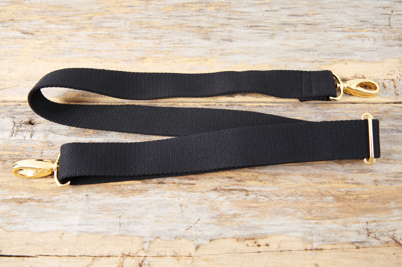 左のストラップを付けることで、斜めがけバッグとしても使えます。ストラップの金具にはゴールドを使用。さらに上品さを演出してくれます。