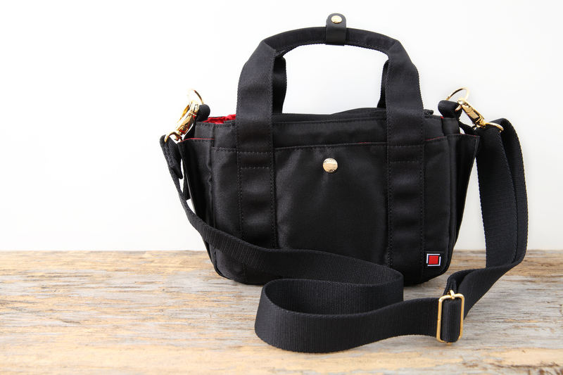 左のストラップを付けることで、斜めがけバッグとしても使えます。ストラップの金具にはゴールドを使用。さらに上品さを演出してくれます。