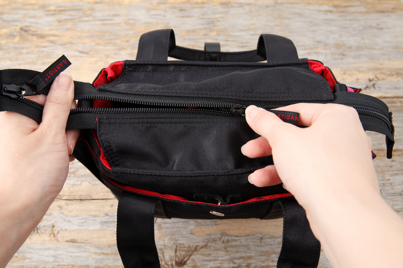 ファスナーを開けると大きく開くので、カメラの出し入れがスムーズにできます。そして、真っ赤なインナーがスタイリッシュにカメラを収めてくれます。