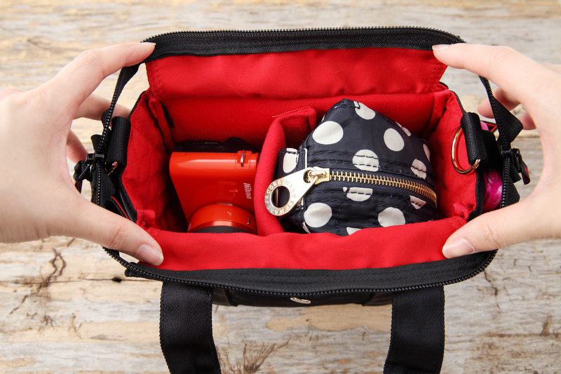 ファスナーを開けると大きく開くので、カメラの出し入れがスムーズにできます。そして、真っ赤なインナーがスタイリッシュにカメラを収めてくれます。