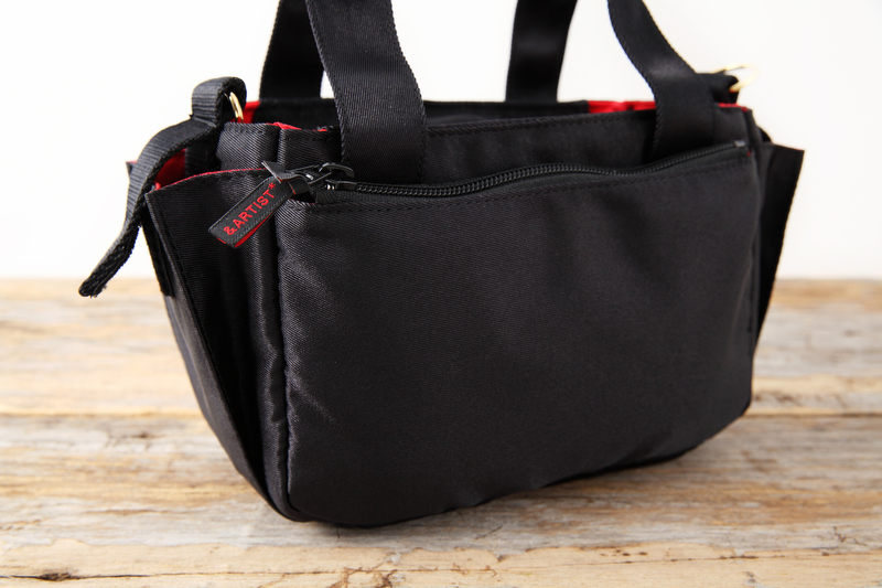 後ろポケットはファスナー式になっています。貴重品入れにぴったりな大きさです。