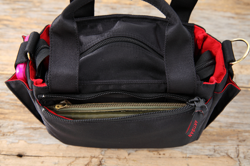 後ろポケットはファスナー式になっています。貴重品入れにぴったりな大きさです。