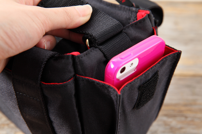 両サイドにはマジックテープがついたポケットが１つずつ付いています。