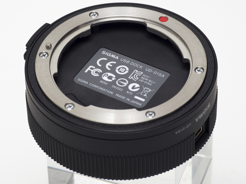 裏面はレンズに接続するためのマウントとなっている。カメラマウントがそのまま取り外されたようで面白い。使用するレンズのマウントに合わせたマウントのUSB DOCKを選択する必要がある。