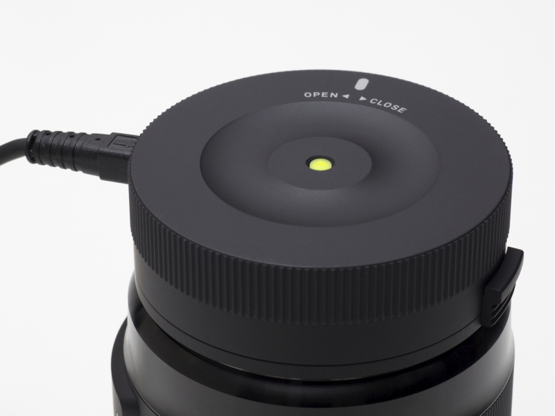 表面にはUSB接続状態を確認するためのLEDがある。USB接続中は点灯、データの通信中は点滅する。