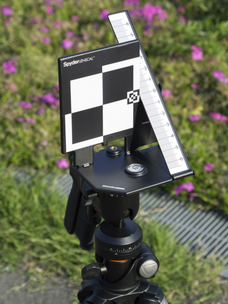 ターゲットして、フォーカス精度を確認するための立体スケール「<a class="" href="http://www.datacolor.jp/products/camerasolutions/spyderlenscal.html">datacolor Spyder LENSCAL</a>」を使用した。明確にAFが反応する白と黒のコントラストの高いキューブパターンと、そこから実際のフォーカス位置までのズレを正確に確認することができるスケールとで構成されている製品だ。