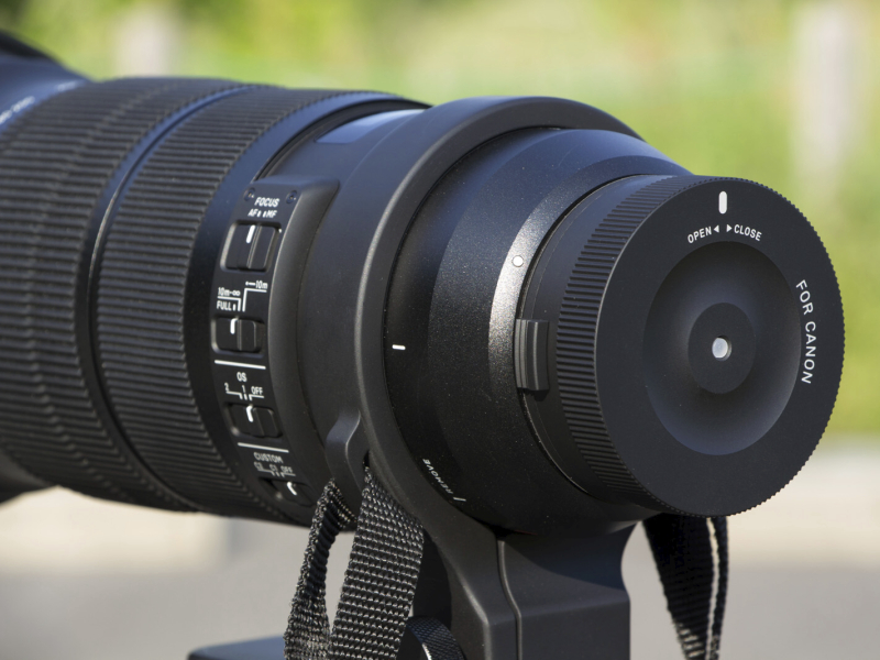 その後レンズからカメラボディを取り外し、かわりにUSB DOCKを装着する。