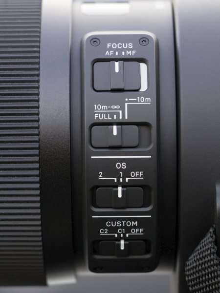 Sportsラインに属する120-300mm F2.8 DG OS HSMには2つのカスタムスイッチ「C1」と「C2」が搭載されている。それぞれにカスタムモードを登録することで、被写体や撮影環境に合わせて切り替えて撮影できる。