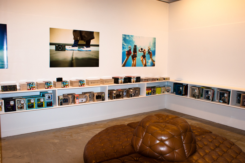 真っ白な壁が印象的なスペースは、ギャラリーとしての役割も備え、今後、ロモグラフィーの製品を使用した作品展示なども行なっていくとのこと。