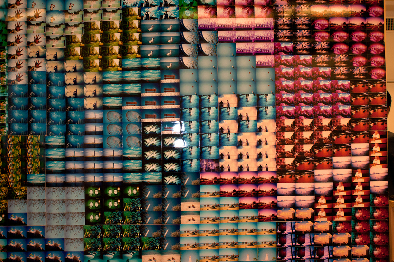 世界中のロモグラフィーで撮影されたアナログスナップ写真を何千枚と並べ、壁のように見立てる“ロモウォール”が店舗内にも作られています。ロモグラファーにはおなじみですね。