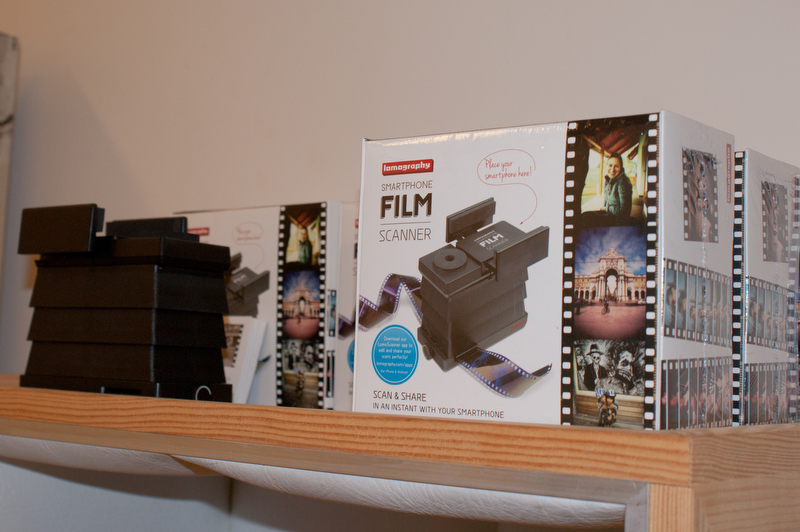 35mmフィルムを、スマートフォンを使用してスキャンできる「SMARTPHONE FILM SCANNER」。誰もが手軽に使える便利なスキャナーは、アナログフィルムをWebで発信するための新たな道具として人気です。