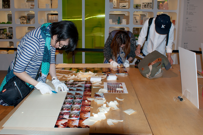 たくさんの写真をアウトプットし、一枚一枚板に張り付けて、ロモウォールを制作しました