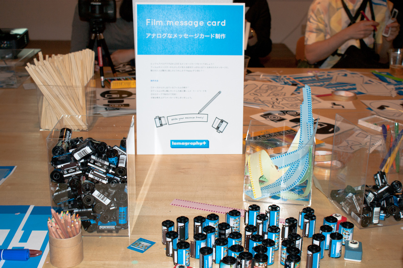 フィルムのパトローネを利用した、メッセージカード制作コーナーも人気
