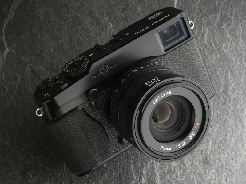 FUJIFILM X-Pro1との組み合わせ。発売は6月1日。実勢価格は8万9,800円前後。