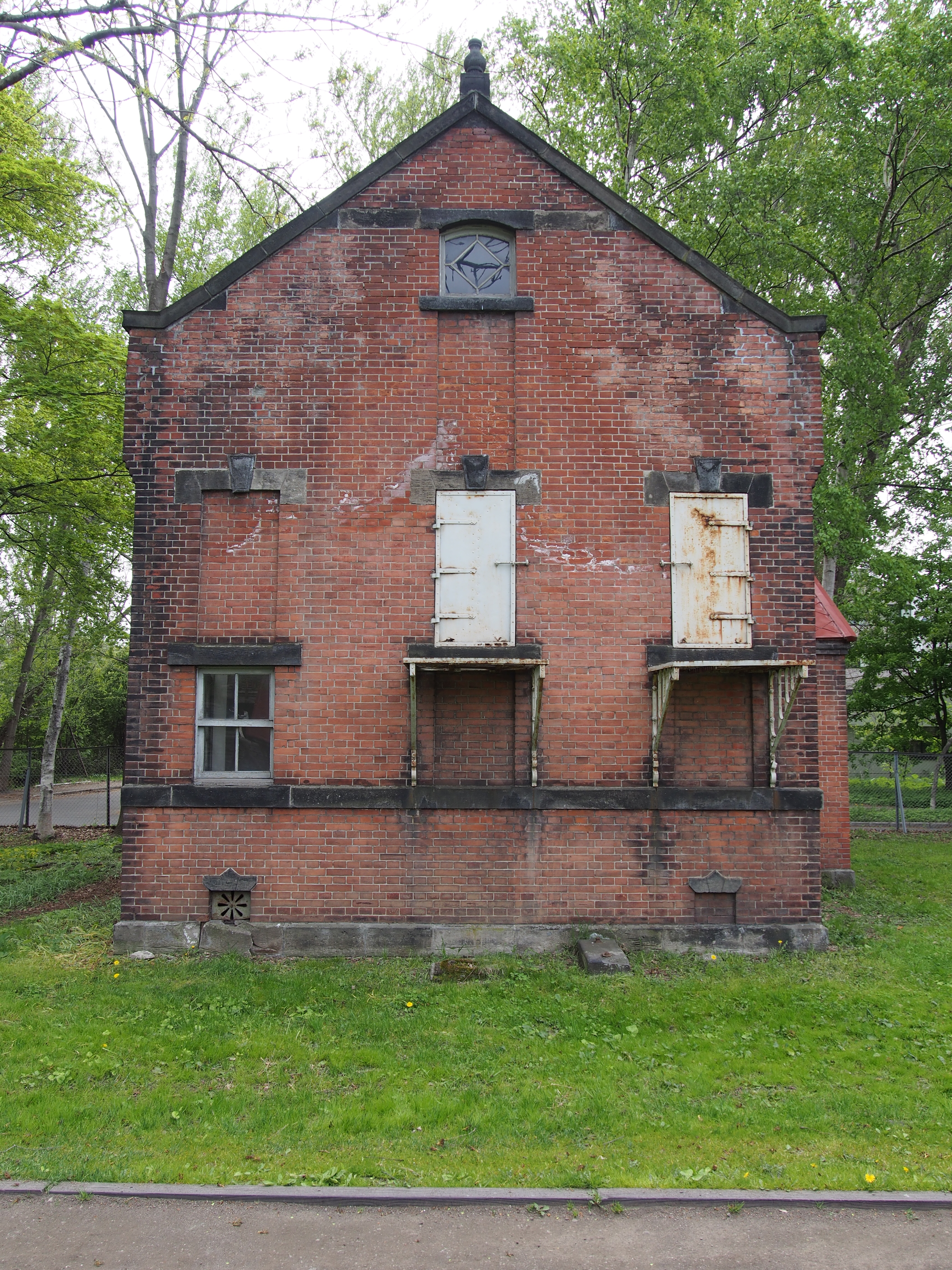 キットで買うと1万円ほどで手に入るM.ZUIKO DIGITAL 14-42mm F3.5-5.6 II Rは、広角端では周辺部がややアマいのとフリンジが出やすいのが難点だが、コストパフォーマンスはいい。E-PL6 / M.ZUIKO DIGITAL 14-42mm F3.5-5.6 II R / 4,608×3,456 / プログラムAE / 1/200秒 / F5.6 / 0EV / ISO200 / WB：オート / 14mm（28mm相当）