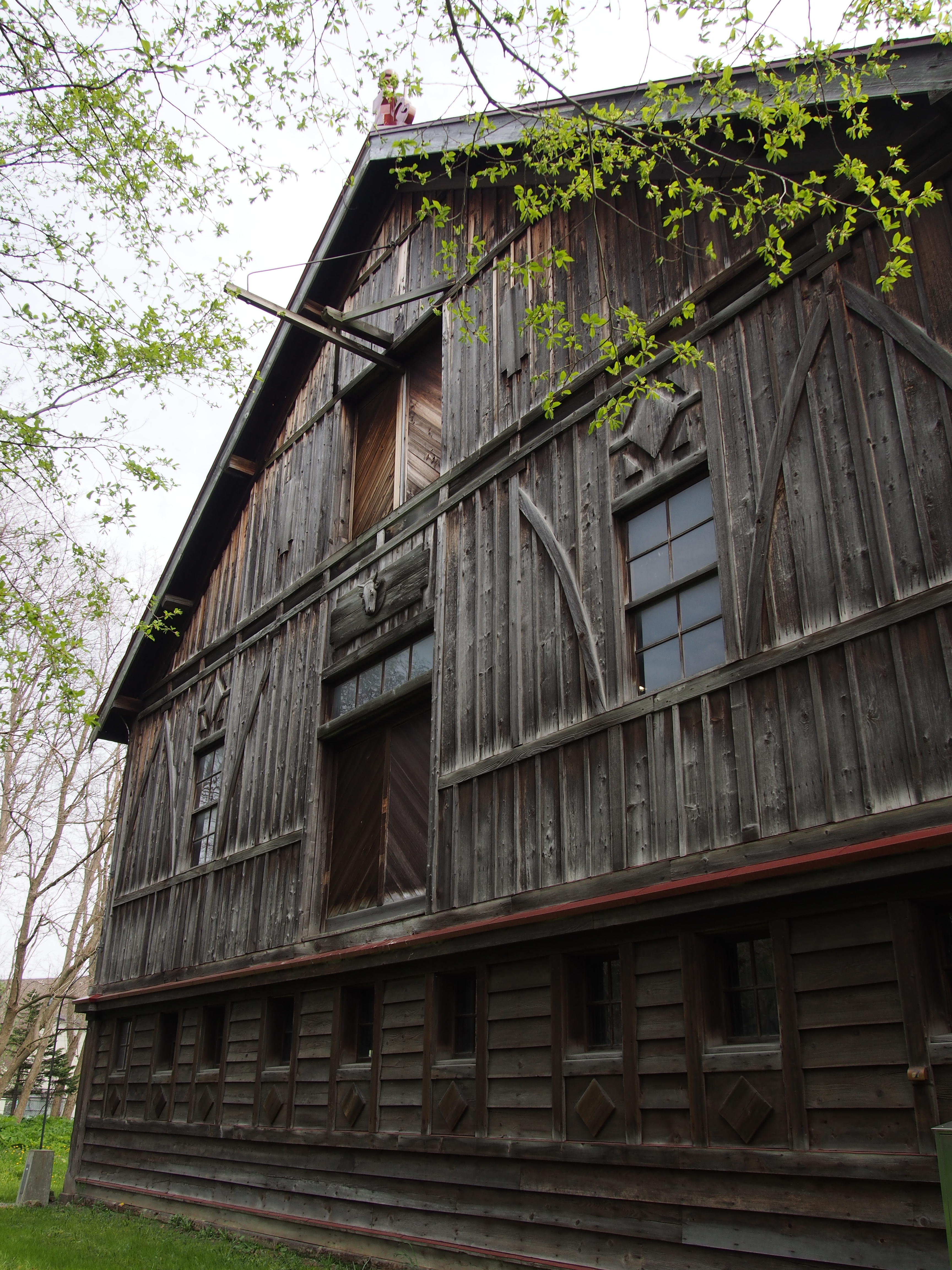 建物撮って画面が微妙に傾いてたりするととてもかっこうがよろしくないのだが、水準器内蔵だと水平を確認してから撮れるので安心。E-PL6 / M.ZUIKO DIGITAL 14-42mm F3.5-5.6 II R / 4,608×3,456 / プログラムAE / 1/250秒 / F6.3 / -0.7EV / ISO200 / WB：オート / 14mm（28mm相当）