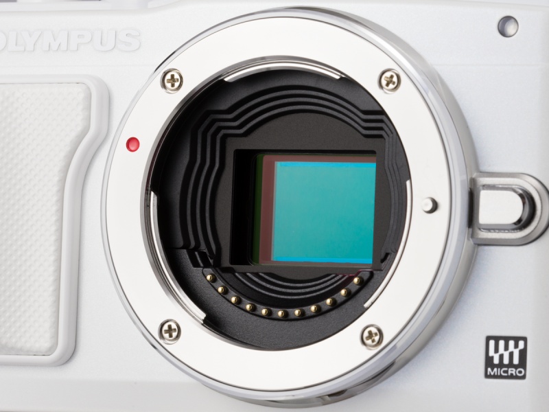 撮像素子は有効1,605万画素のLive MOSセンサー。センサーシフト式の手ブレ補正機構を内蔵している。