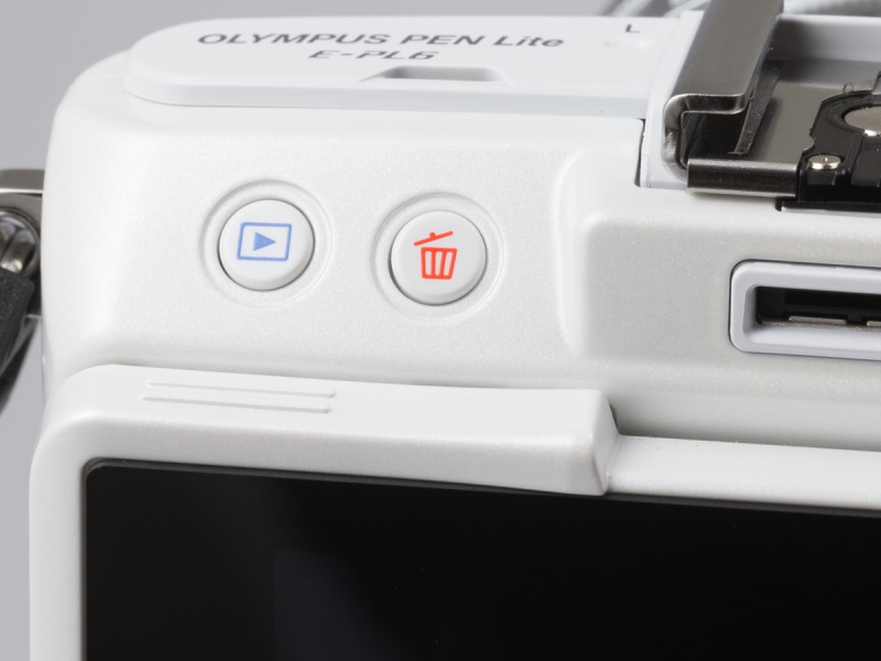 背面左手側に再生ボタンと消去ボタンがある。カメラを構えたまま再生ボタンが押せないのは、個人的にはあまり好きではない。