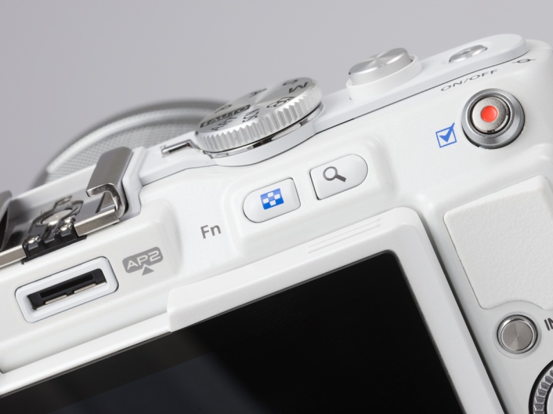 背面右手側。斜めにカットされた面にボタンがあるので、ファインダー撮影時には少々押しづらい。モニター撮影時は大丈夫だけど。