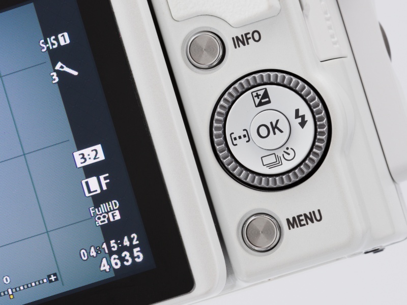 十字ボタンまわり。操作部の基本的なレイアウトはひとつ前モデルのE-PL5と同じだ。