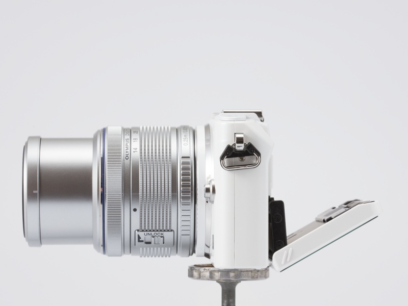 3型液晶モニター（16：9比率）は約46万ドット。静電容量方式のタッチパネルになっている。上向き170度、下向き65度までの範囲で動かせる。