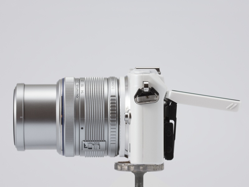 3型液晶モニター（16：9比率）は約46万ドット。静電容量方式のタッチパネルになっている。上向き170度、下向き65度までの範囲で動かせる。