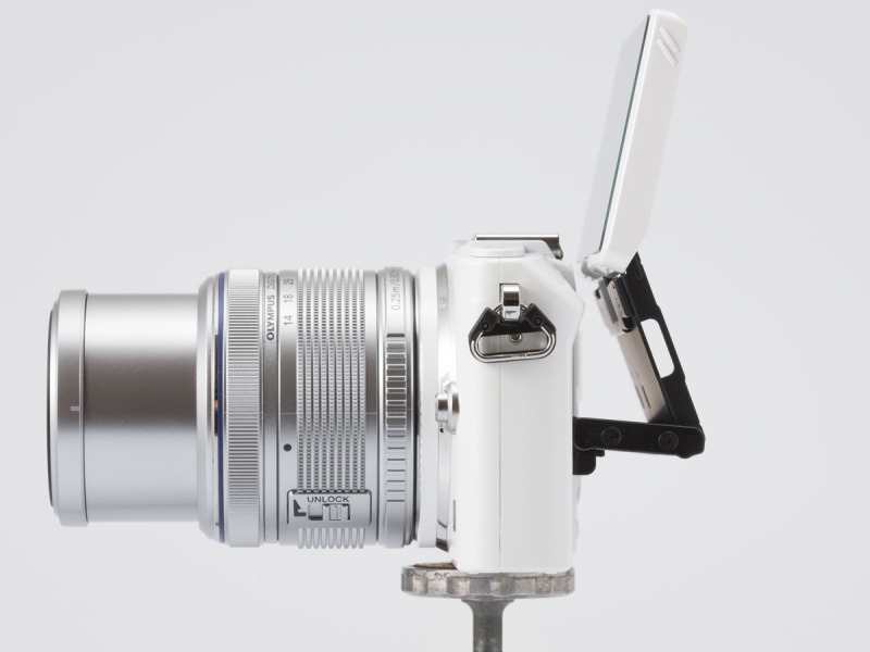 3型液晶モニター（16：9比率）は約46万ドット。静電容量方式のタッチパネルになっている。上向き170度、下向き65度までの範囲で動かせる。