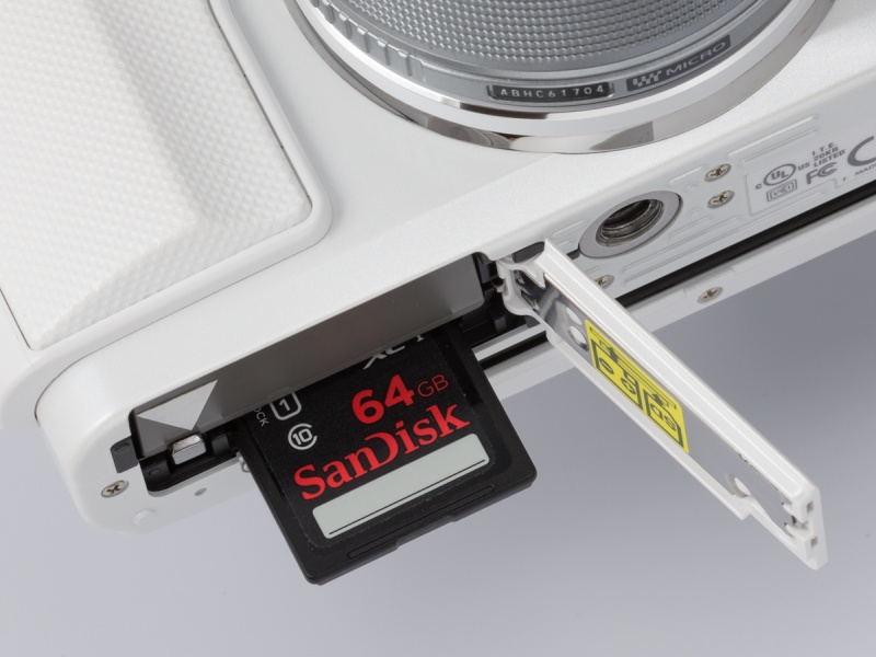 バッテリーはBLS-5。ロックレバー側にシールを貼っているのは向きを間違わないようにするため。対応記録メディアはSDXC/SDHC/SDメモリーカードだ。