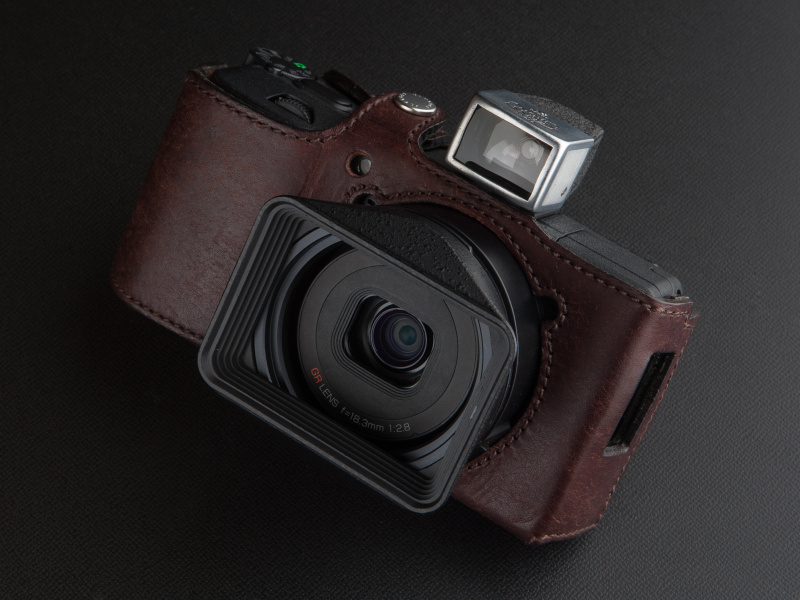 ユーエヌのスクエアーフードは49mm径の製品が直接装着できる。実勢価格は6,480円前後