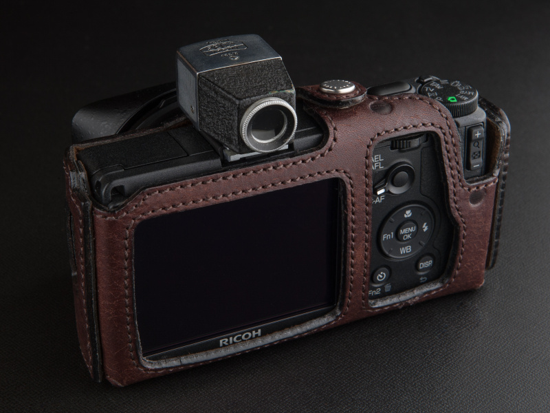 電源ボタンと再生ボタンが隠れているが、ケースにマーキングがあり、上から押し込んで使用する