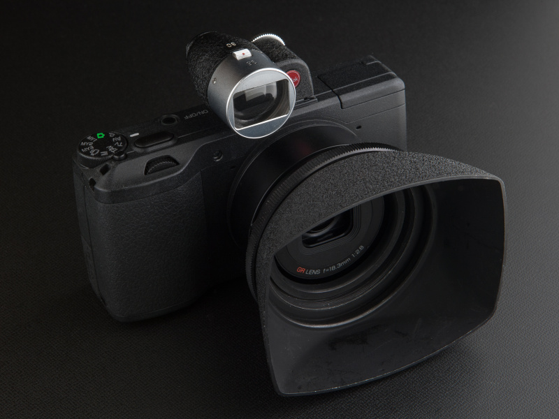 ドイツ製の35ミリ用フードは3,000～5,000円程度。この個体はヤフオクで入手した