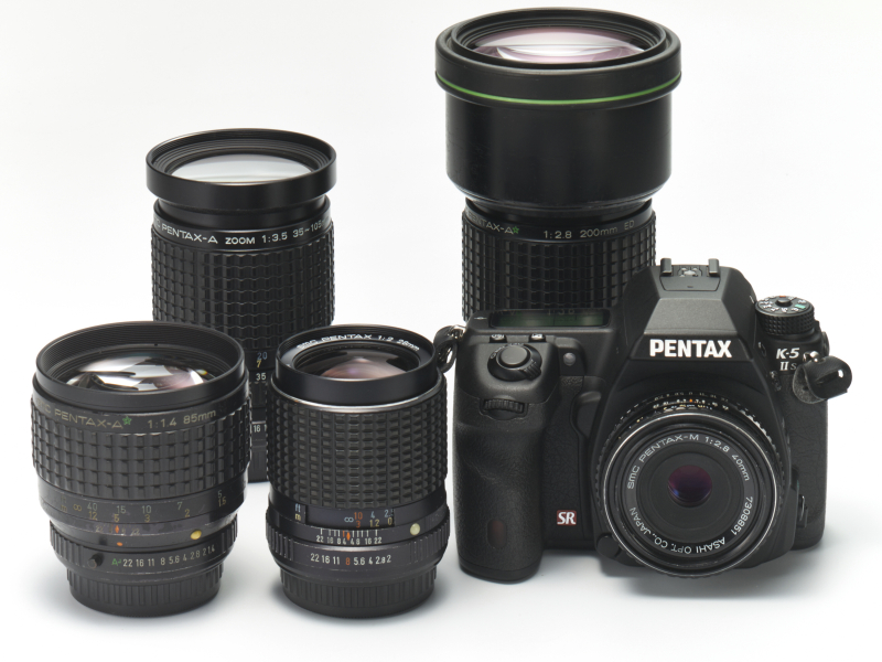 今回ネタにするMF時代のsmc PENTAXレンズとK-5 IIsのそろい踏み。K 28mm F2、M 40mm F2.8、A* 85mm F1.4、A* 200mm F2.8、それにA 35-105mm F3.5ズーム。