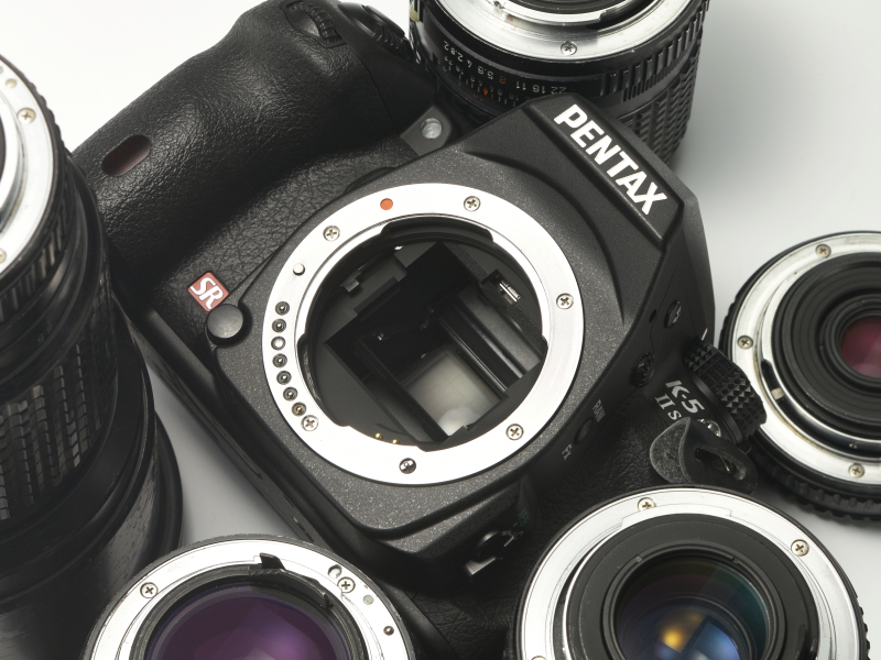 Kマウントのフランジバックは後のヤシカ・コンタックスと同じ45.46mm。口径はKマウントが約45mm、ヤシカ・コンタックスが約48mmと酷似している。ヤシカ・コンタックスのツァイスレンズが元々Kマウントのために設計されたものだったと言われても、さほど違和感はない。