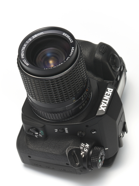 Kシリーズの28mm F2。外見からは中望遠と見紛うような、ズッシリと重い、ガラスの塊のようなレンズだ。