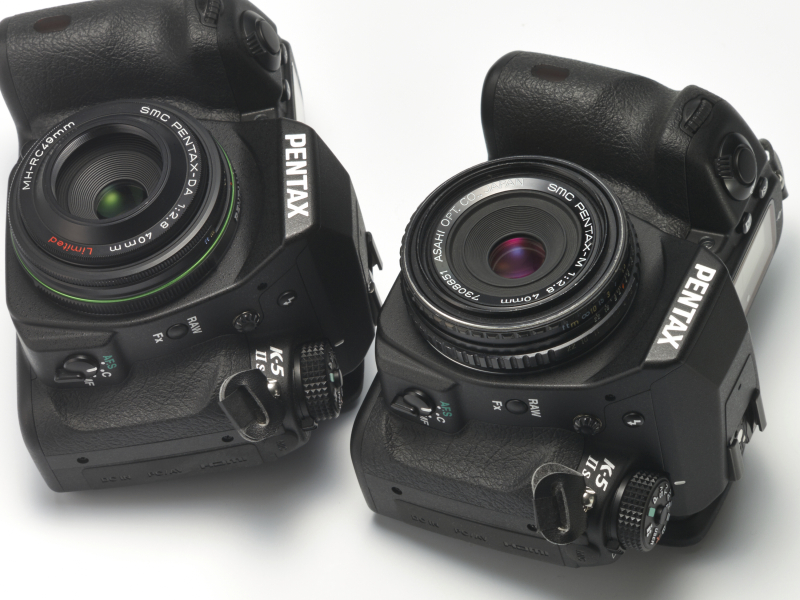 旭光学伝統の4群5枚構成の光学系を持つ2本の40mm F2.8。真正テッサーの3群4枚とは違うが、抜けのよい描写とコンパクトさは、最近流行のダブルガウスタイプのパンケーキレンズとは一線を画す。右がsmc PENTAX M 40mm F2.8で左がsmc PENTAX DA 40mm F2.8 Limited。