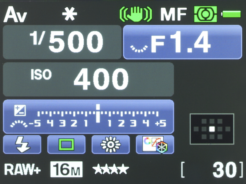 Aレンズを取り付けた時のステータススクリーンの様子。AFエリア選択はスイッチがどの位置にあろうと中央1点になる。