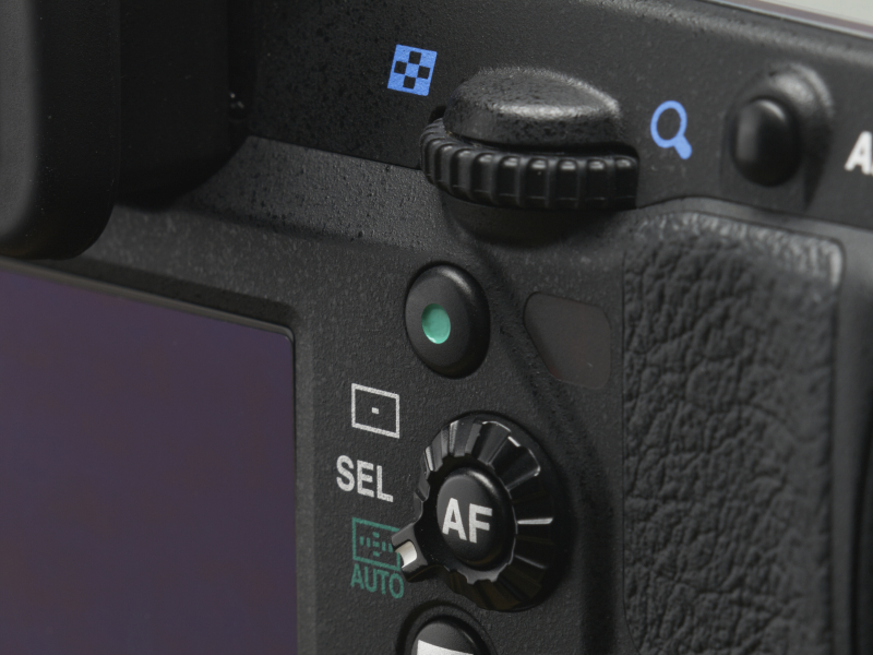 ハイパーマニュアルを操作するのがこのグリーンボタン。後ダイヤルから少し指を降ろせば自然に触れる特等席にレイアウトされる。