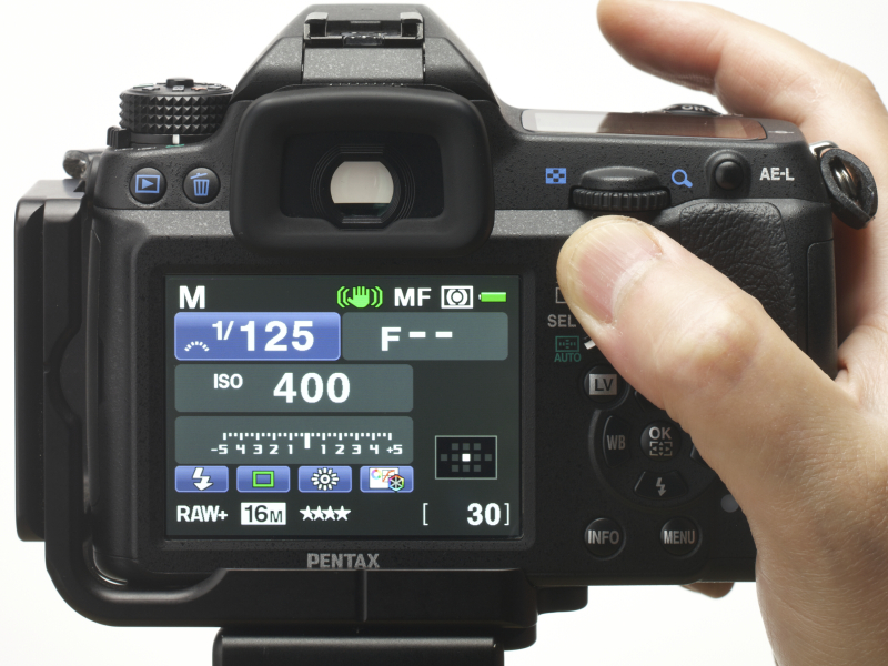 グリーンボタンを押すとTvが変化して、レンズ側で設定した絞りに対する適性露出が得られる。