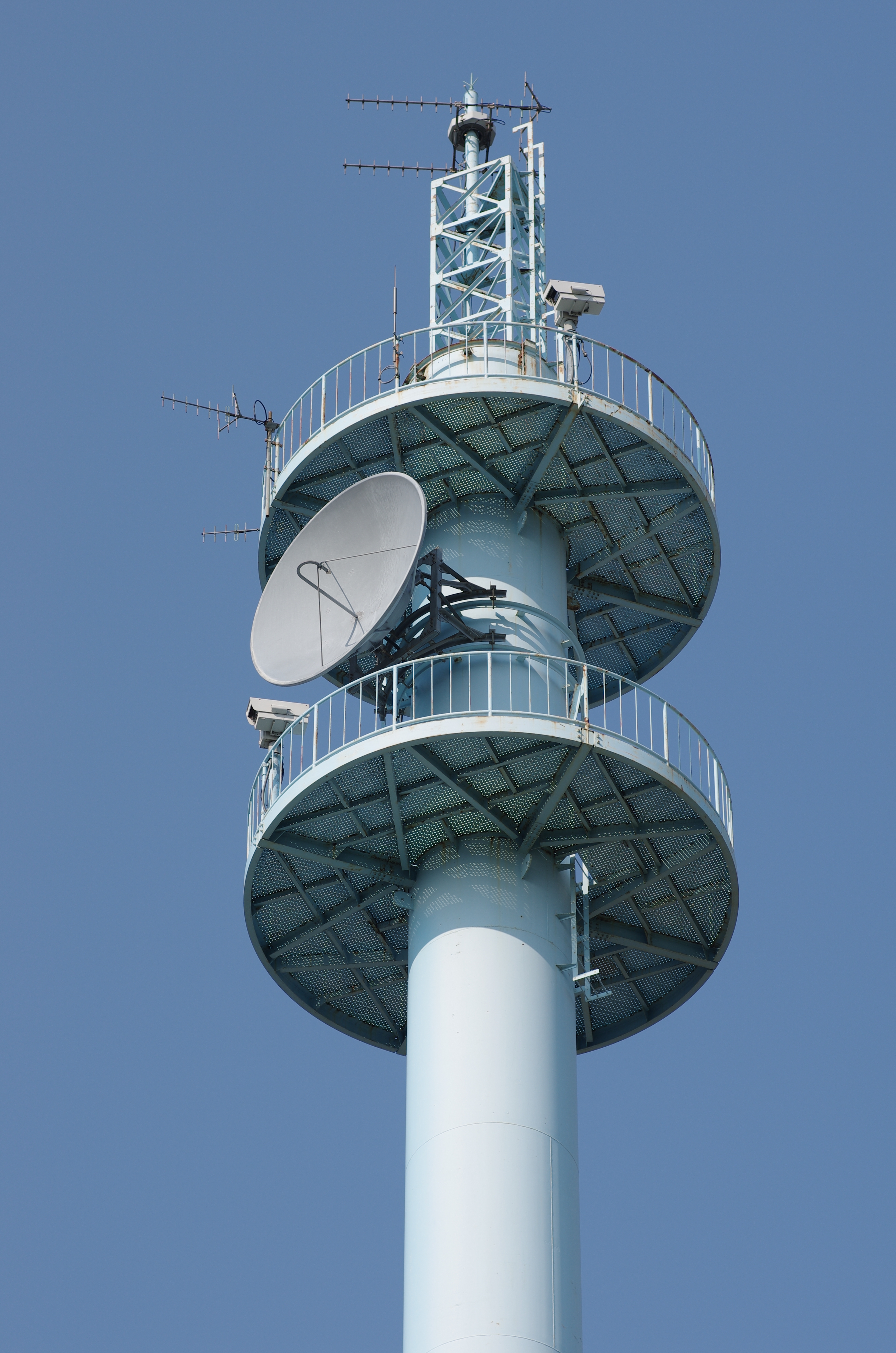 F2.8まで絞れば色収差は消え、その他の残存収差もほぼ感じさせない。スターレンズの貫禄と言うのは容易いが、その前提にはコンピュータ設計支援や硝材の進歩などの技術革新があった。K-5 IIs / smc PENTAX A* 85mm F1.4 / 約8.8MB / 3,264×4,928 / 1/1,600秒 / F2.8 / 0EV / ISO100 / マニュアル / WB：太陽光 / 85mm