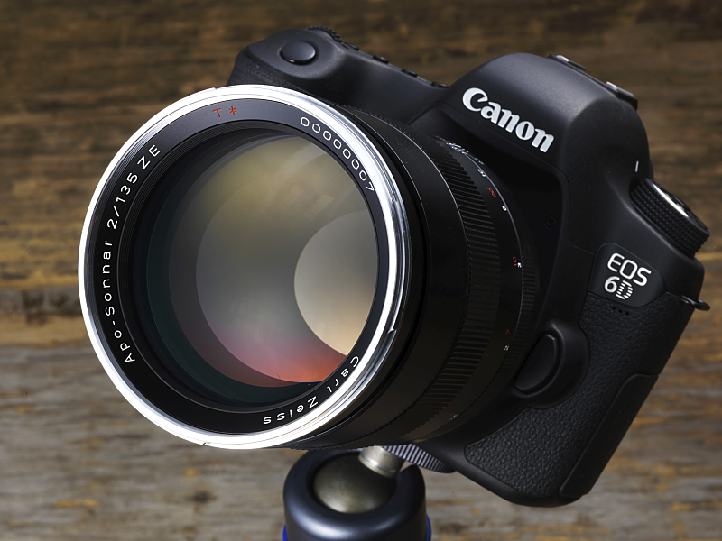 EOS 6Dとの組み合わせ。発売は7月。価格は21万円。