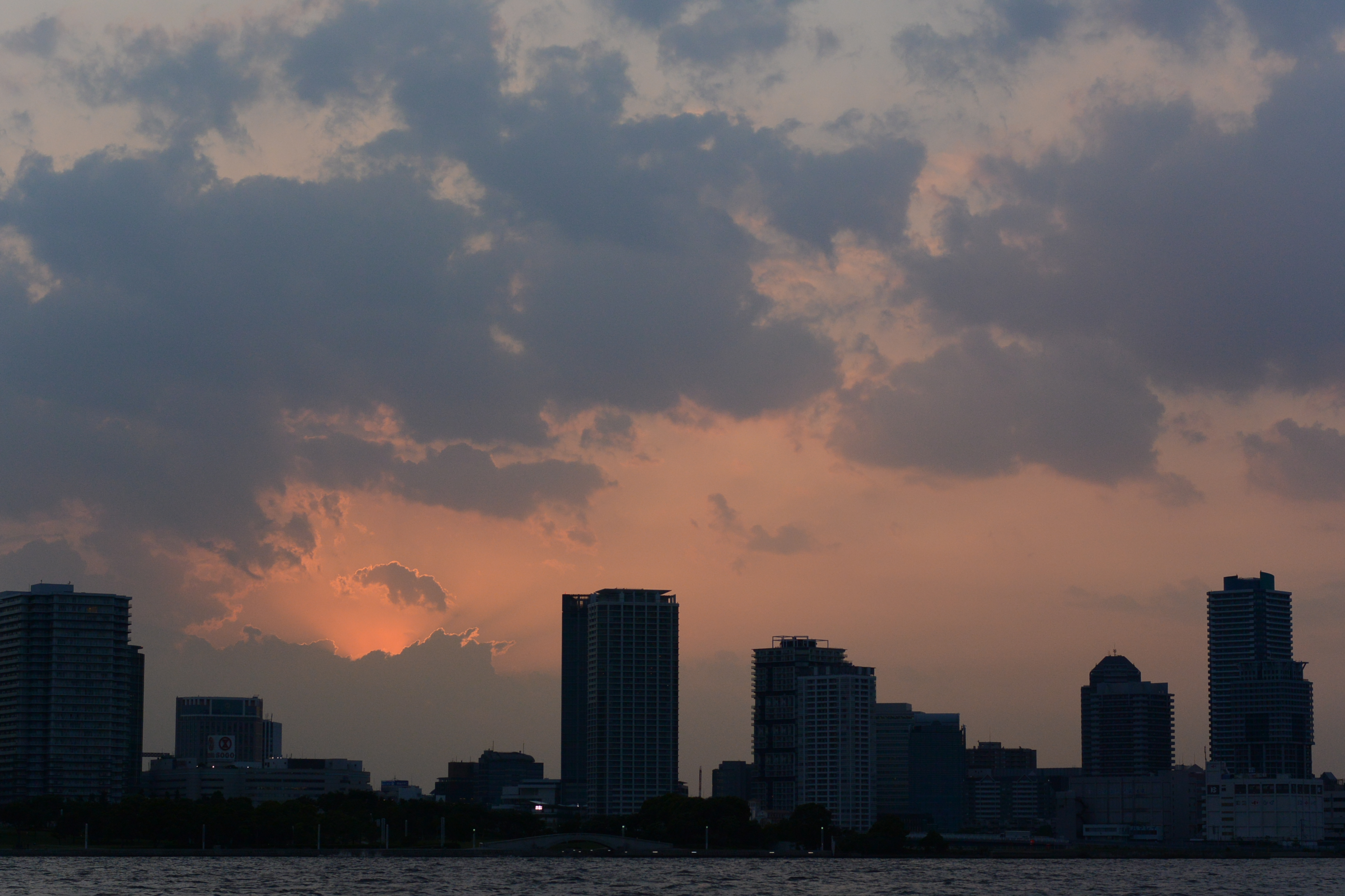 Nikon 1 V2 / 1 NIKKOR 32mm F1.2 / 約4.9MB / 4,608×3,072 / 1/640秒 / F4 / -0.7EV / ISO160 / 絞り優先AE / WB：晴天 / 32mm