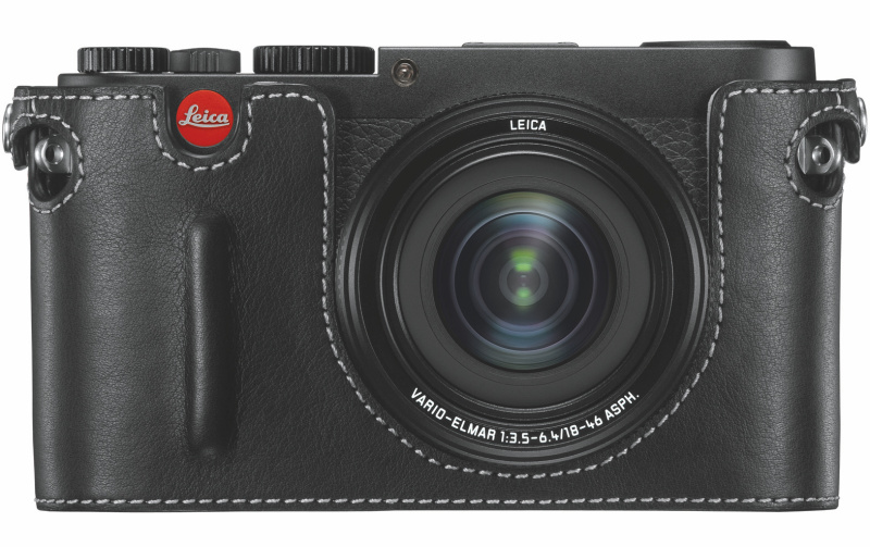 レザーケースとストラップはブラックとコニャックの2色を用意