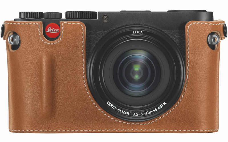 レザーケースとストラップはブラックとコニャックの2色を用意