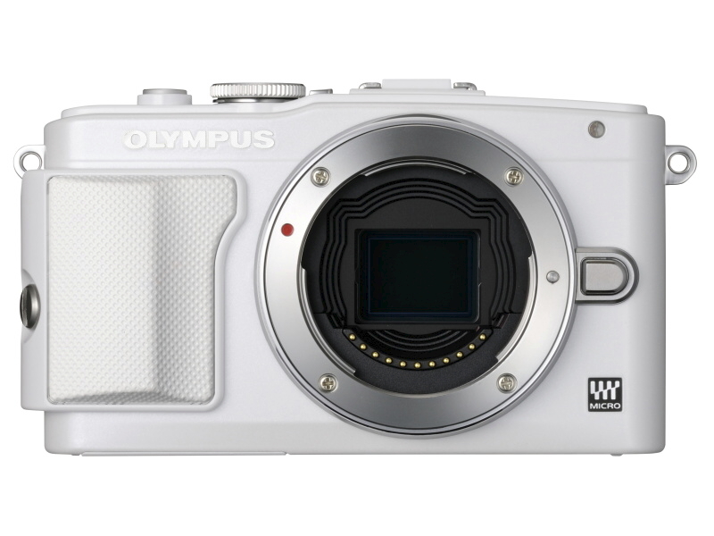 OLYMPUS PEN Lite E-PL6。ホワイトモデルには、カメラグリップ「MCG-4」のピュアホワイトが付属する。