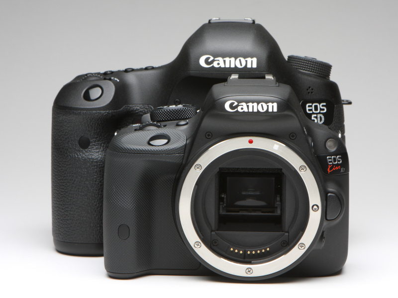 35mmフルサイズ機のEOS 5D Mark IIIとサイズを比較してみた。前後にカメラを並べているが、それでも大きさの違いは圧倒的だ。EOS Kiss X7ではマウント部が異様に大きく見える。