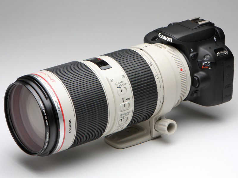 EF 70-200mm F2.8 L IS II USMを装着してみた。“白レンズ”としてはコンパクトなほうであるが、EOS Kiss X7に付けるとレンズが一回り以上大きく感じられる。