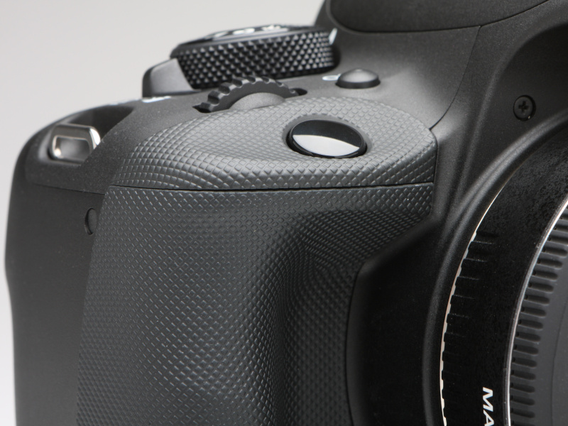 グリップの上端がエプロン部とくっついているのもこれまでにないものだ。シャッターボタンもボディ中央に寄った位置となる。