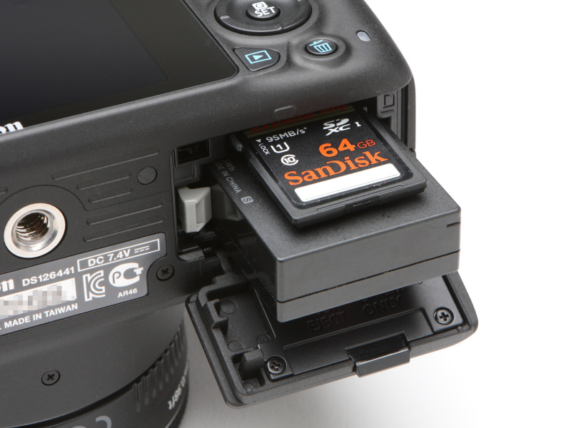 ボディが小さくなり行き場のなくなったカードスロットは、バッテリーボックスと共有するようになった。使用可能なカードはSDXC/SDHC/SD（UHS-I対応）。
