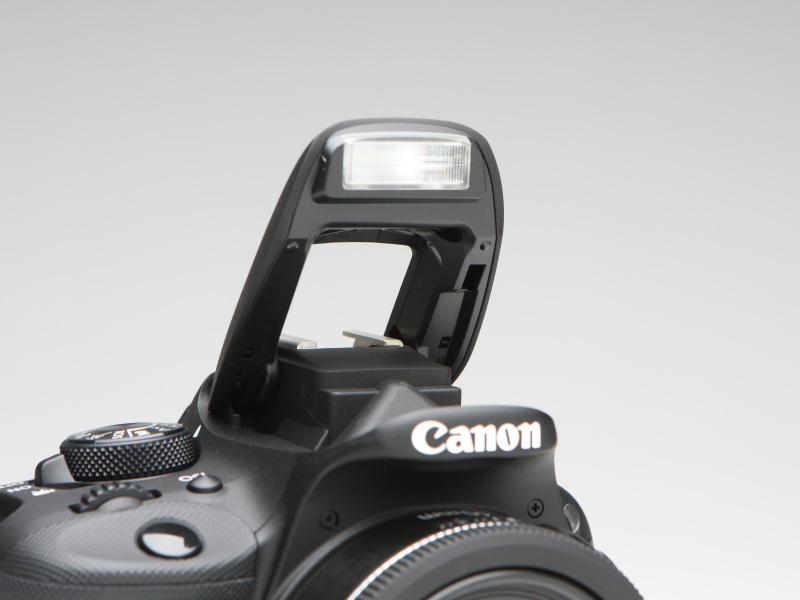 内蔵するストロボのガイドナンバーは9.4（ISO100・m）。外部ストロボのワイヤレス制御は残念ながらできない。